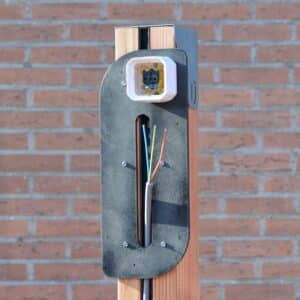 Montagepaal BlackCharge® EVshield – Vrijstaande Douglas Houten Laadpaal – Mono/Duo | Dubbel Laadstation Mogelijk