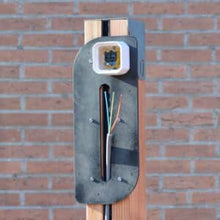 Montagepaal BlackCharge® EVshield – Vrijstaande Douglas Houten Laadpaal – Mono/Duo | Dubbel Laadstation Mogelijk