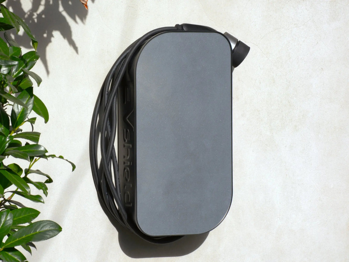 BlackCharge mobiele lader aangesloten op een EV via een gewoon stopcontact